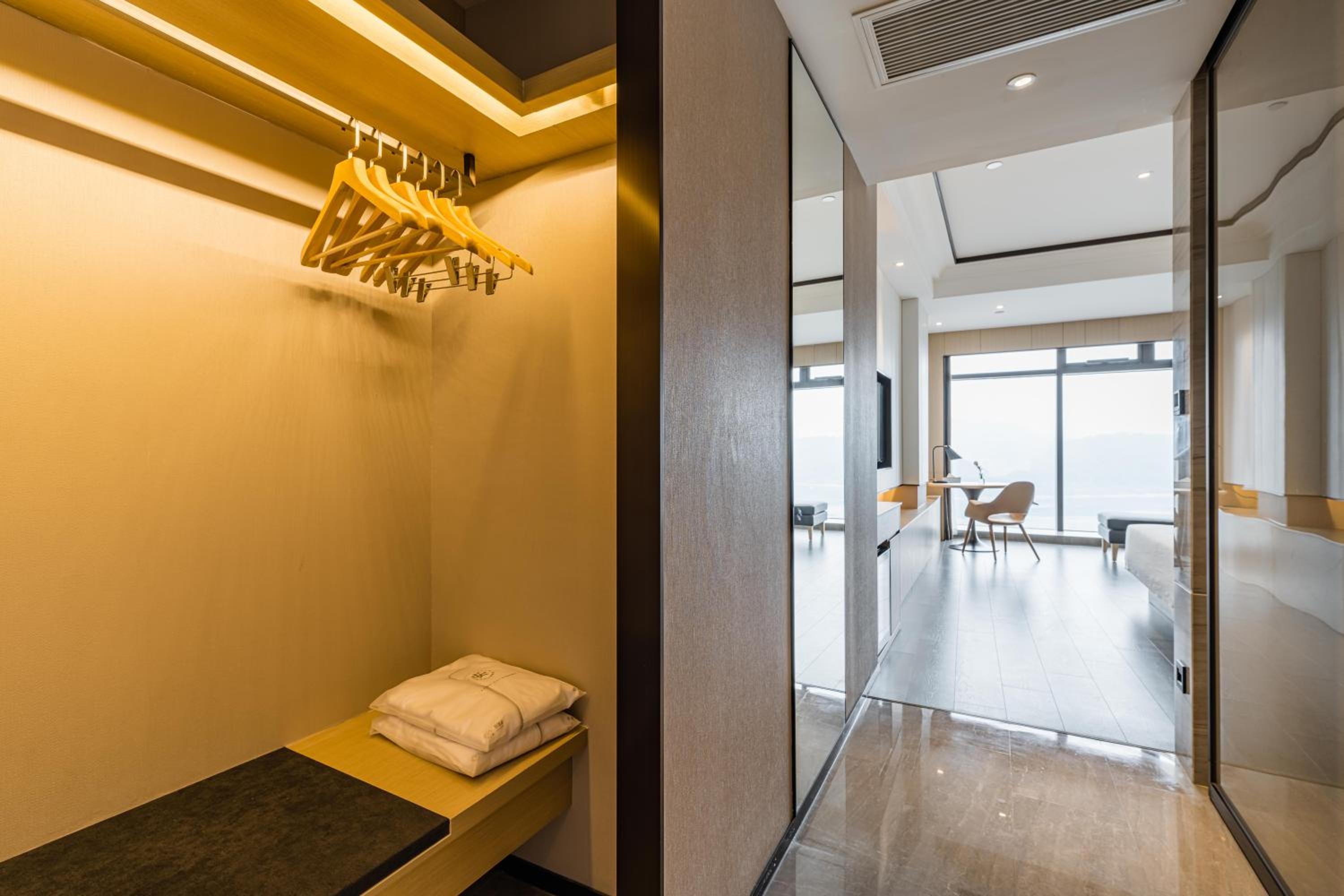 Atour Hotel Tonglu Fuchunjiang