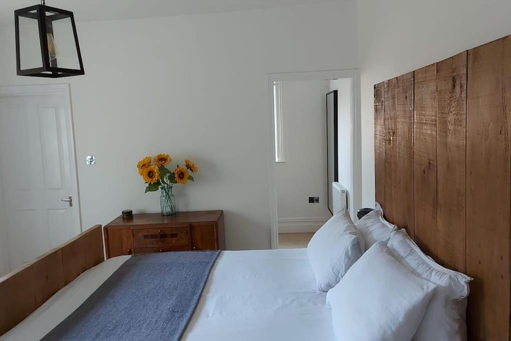 Large 2 Bedroom City Centre Apartment + Parking view 2