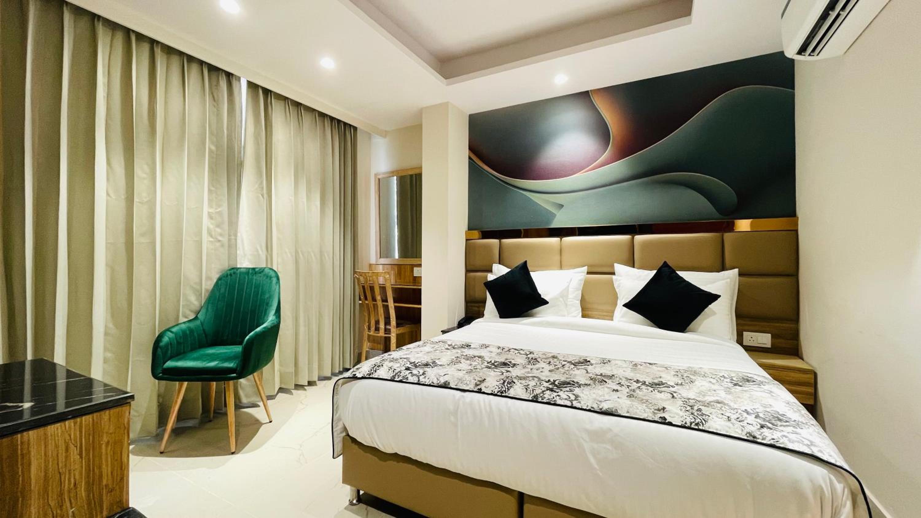 Travellers Hotel