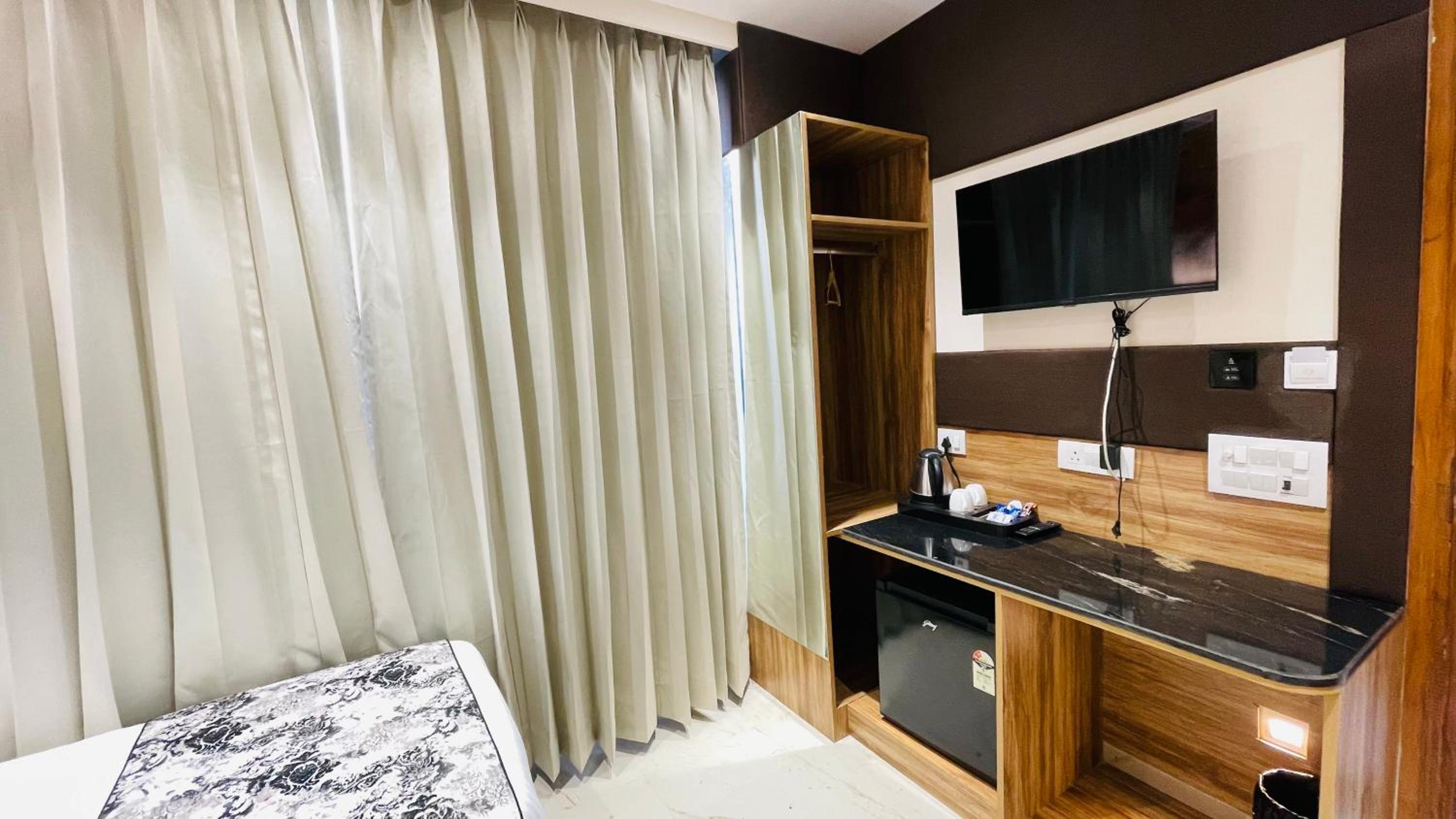 Travellers Hotel
