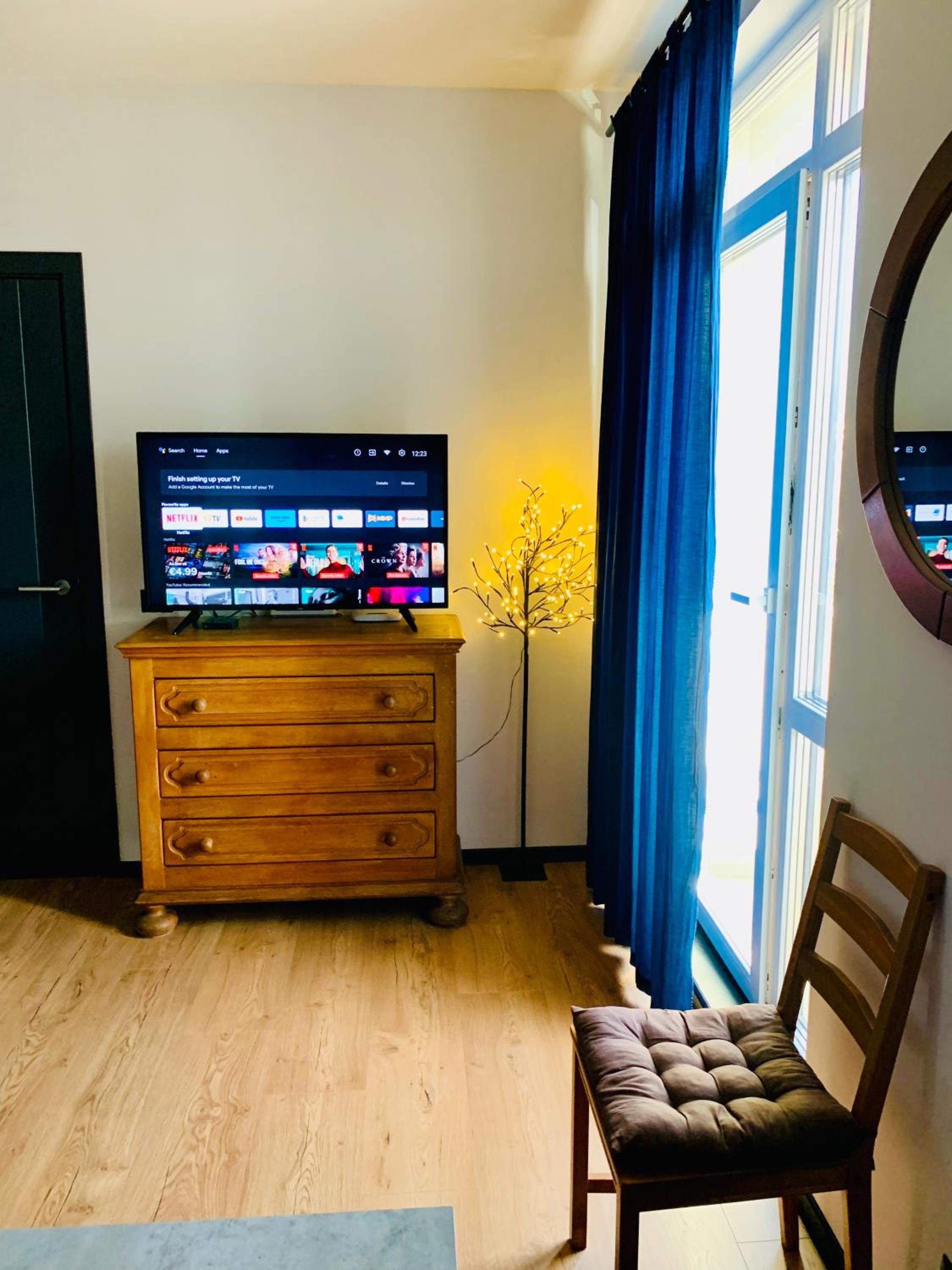 ArT Apartment Near Paradise Mall & Metro Station