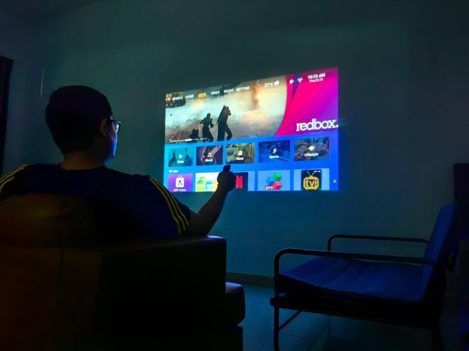 Mount Austin Manhattan Homestay. 1-5 Pax/Projector Netflix