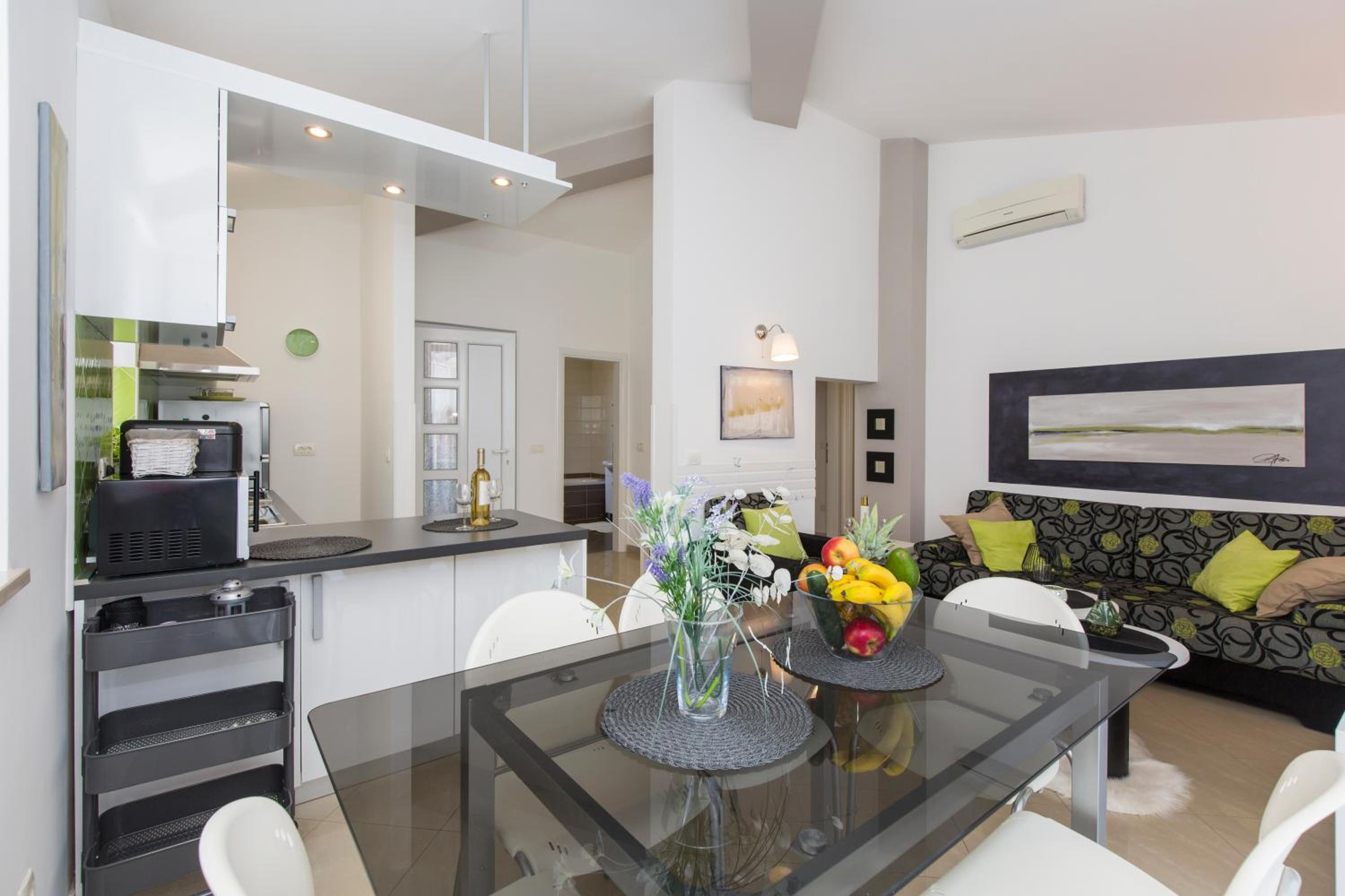 Adorable Holiday House Lilla-with pool-near Old Town Labin