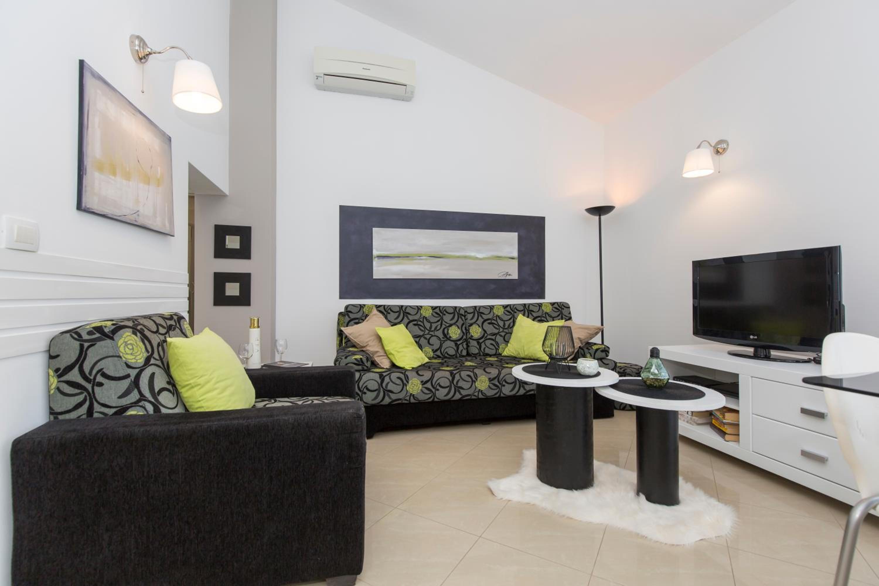 Adorable Holiday House Lilla-with pool-near Old Town Labin