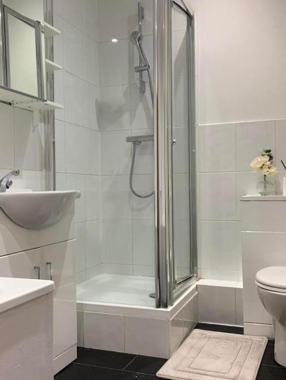 City 2 Bedroom Apartment London Tower Bridge with FREE Secure Gated Parking - Perfect for Long Stay