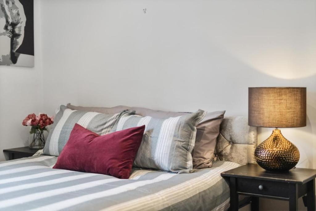 City 2 Bedroom Apartment London Tower Bridge with FREE Secure Gated Parking - Perfect for Long Stay