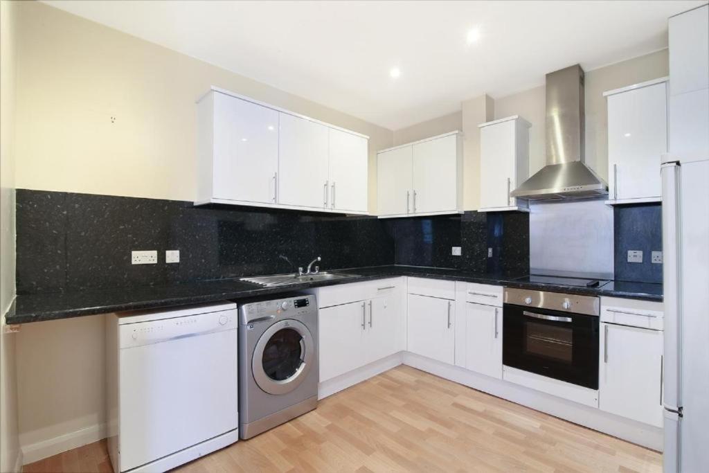 City 2 Bedroom Apartment London Tower Bridge with FREE Secure Gated Parking - Perfect for Long Stay