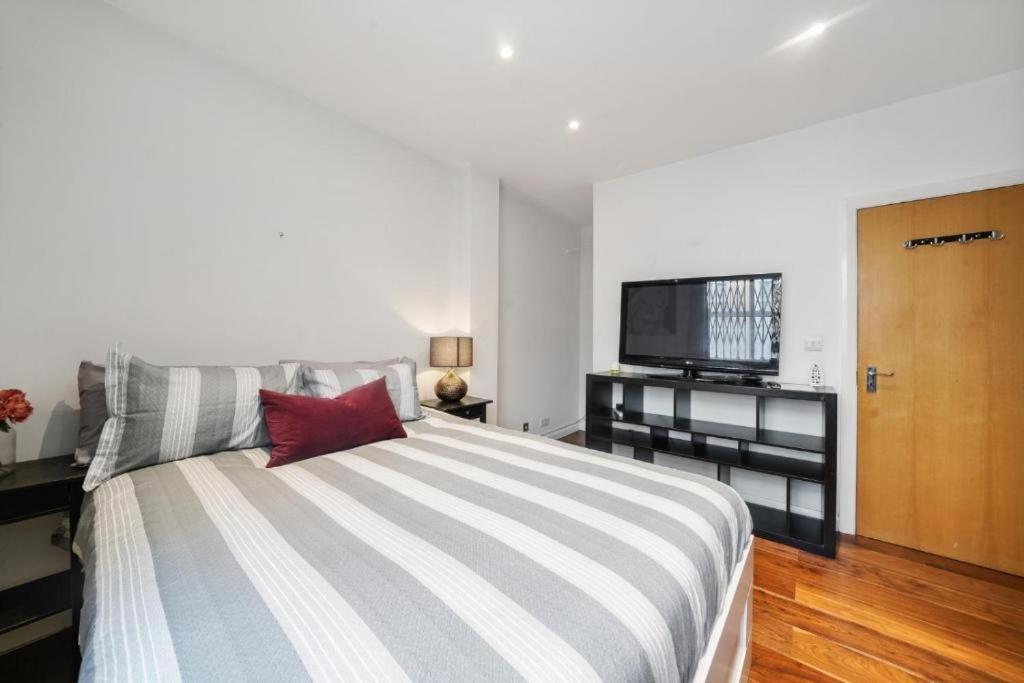City 2 Bedroom Apartment London Tower Bridge with FREE Secure Gated Parking - Perfect for Long Stay