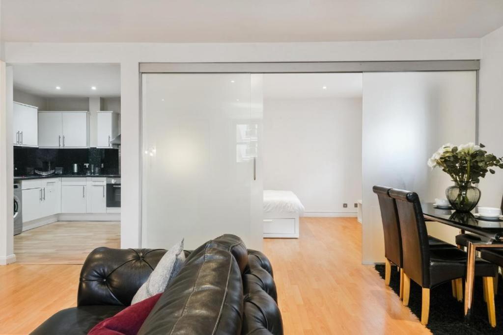 City 2 Bedroom Apartment London Tower Bridge with FREE Secure Gated Parking - Perfect for Long Stay