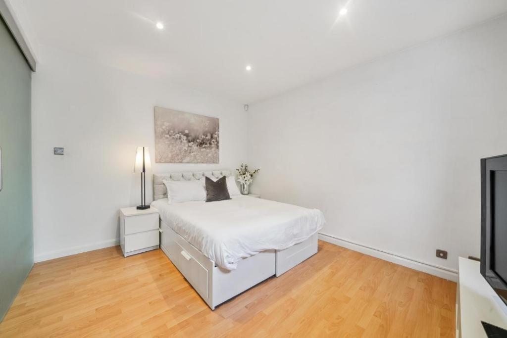 City 2 Bedroom Apartment London Tower Bridge with FREE Secure Gated Parking - Perfect for Long Stay