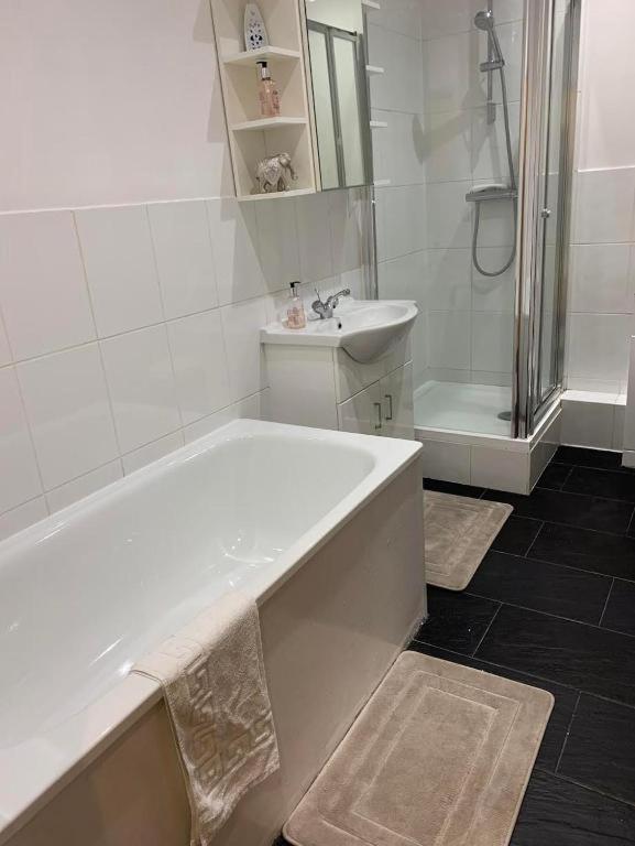 City 2 Bedroom Apartment London Tower Bridge with FREE Secure Gated Parking - Perfect for Long Stay