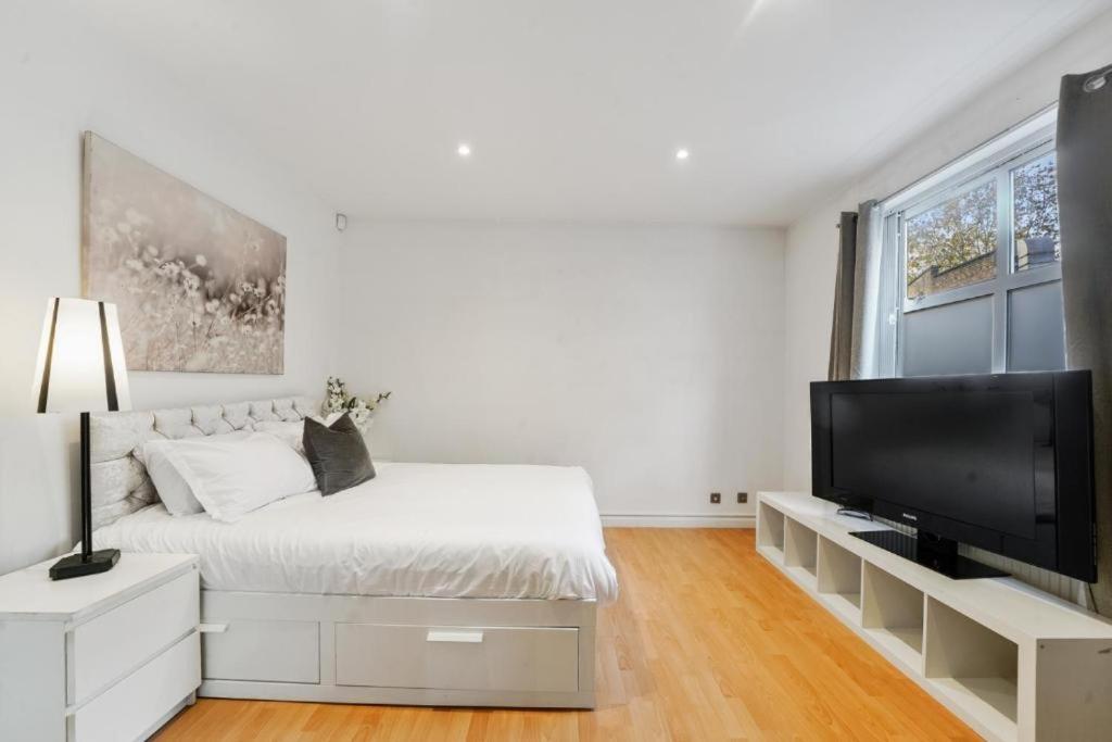 City 2 Bedroom Apartment London Tower Bridge with FREE Secure Gated Parking - Perfect for Long Stay