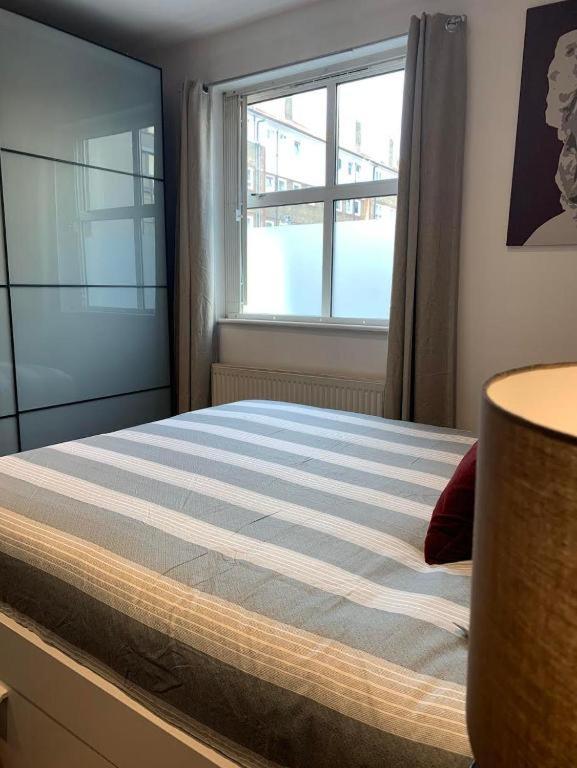 City 2 Bedroom Apartment London Tower Bridge with FREE Secure Gated Parking - Perfect for Long Stay