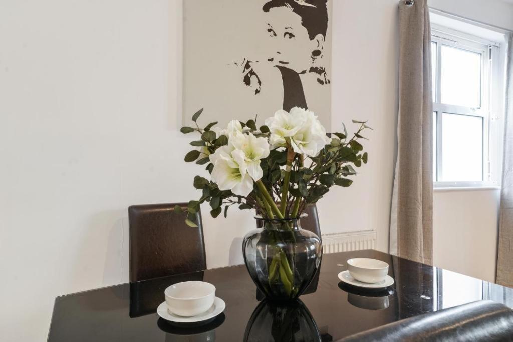 City 2 Bedroom Apartment London Tower Bridge with FREE Secure Gated Parking - Perfect for Long Stay