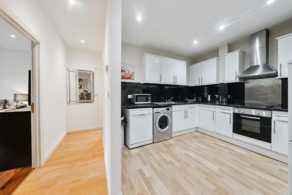 City 2 Bedroom Apartment London Tower Bridge with FREE Secure Gated Parking - Perfect for Long Stay