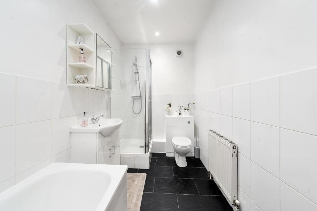 City 2 Bedroom Apartment London Tower Bridge with FREE Secure Gated Parking - Perfect for Long Stay