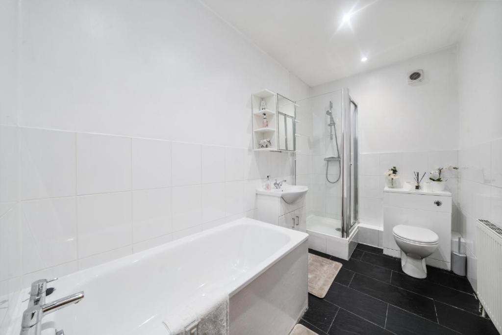 City 2 Bedroom Apartment London Tower Bridge with FREE Secure Gated Parking - Perfect for Long Stay