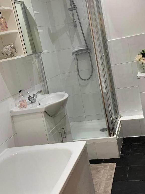 City 2 Bedroom Apartment London Tower Bridge with FREE Secure Gated Parking - Perfect for Long Stay