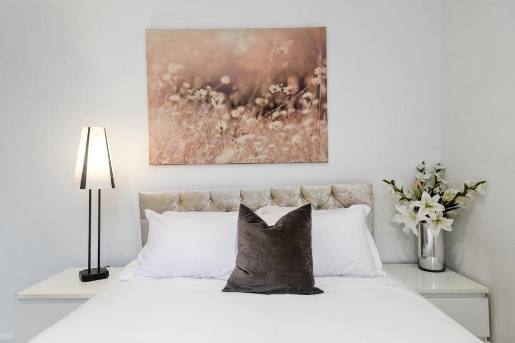 City 2 Bedroom Apartment London Tower Bridge with FREE Secure Gated Parking - Perfect for Long Stay