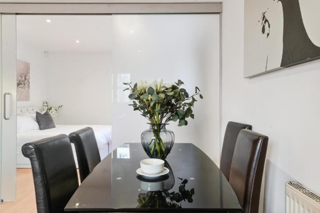 City 2 Bedroom Apartment London Tower Bridge with FREE Secure Gated Parking - Perfect for Long Stay
