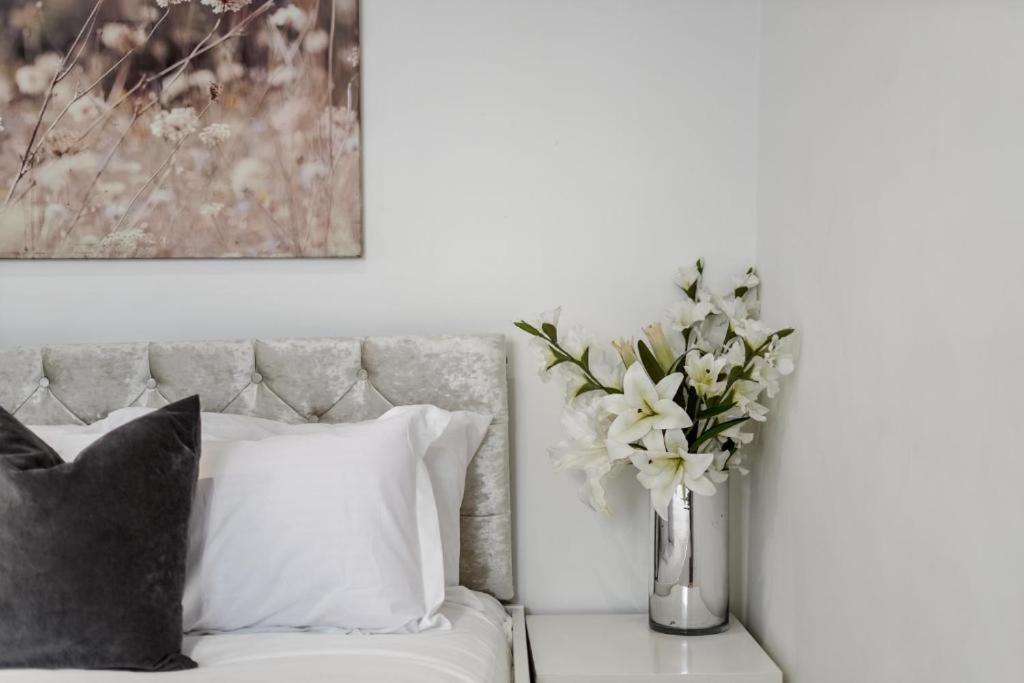 City 2 Bedroom Apartment London Tower Bridge with FREE Secure Gated Parking - Perfect for Long Stay