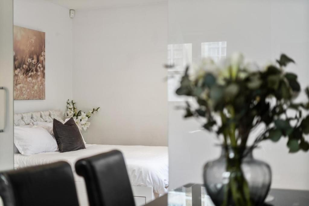 City 2 Bedroom Apartment London Tower Bridge with FREE Secure Gated Parking - Perfect for Long Stay