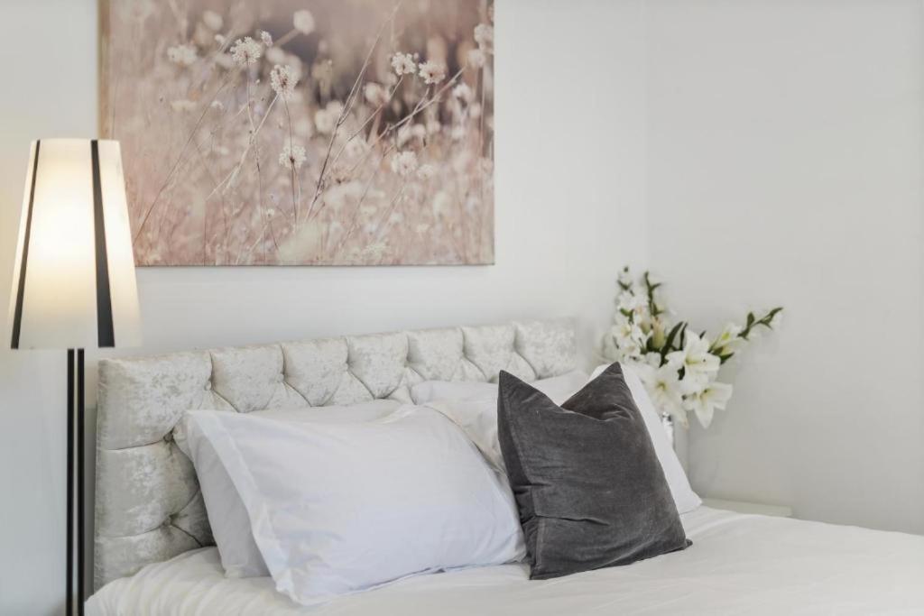 City 2 Bedroom Apartment London Tower Bridge with FREE Secure Gated Parking - Perfect for Long Stay