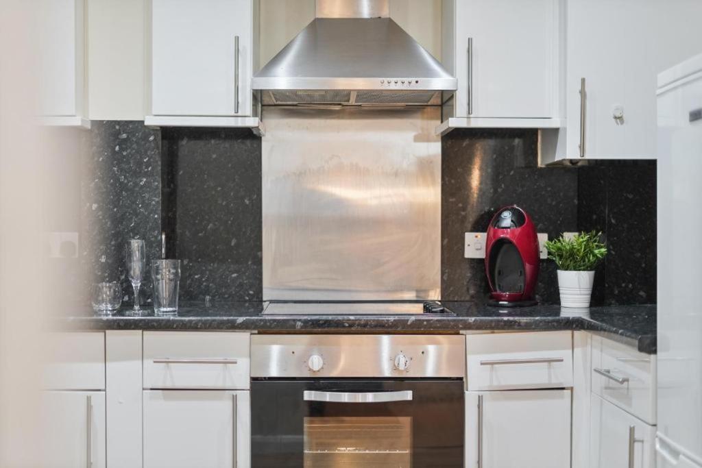 City 2 Bedroom Apartment London Tower Bridge with FREE Secure Gated Parking - Perfect for Long Stay