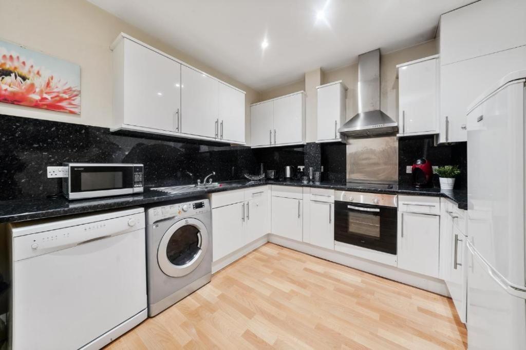 City 2 Bedroom Apartment London Tower Bridge with FREE Secure Gated Parking - Perfect for Long Stay