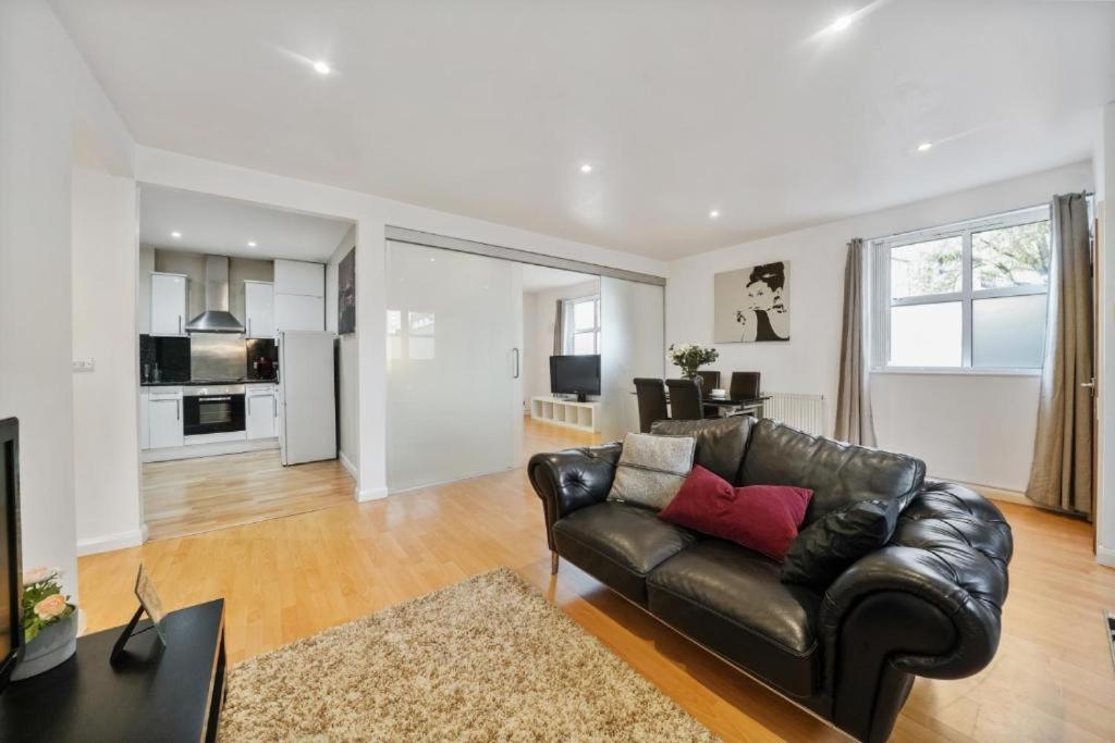 City 2 Bedroom Apartment London Tower Bridge with FREE Secure Gated Parking - Perfect for Long Stay