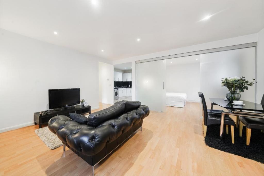 City 2 Bedroom Apartment London Tower Bridge with FREE Secure Gated Parking - Perfect for Long Stay