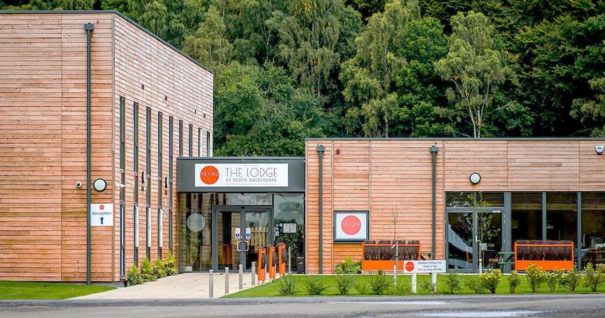 Hotel The Lodge At Perth Racecourse - Image 1