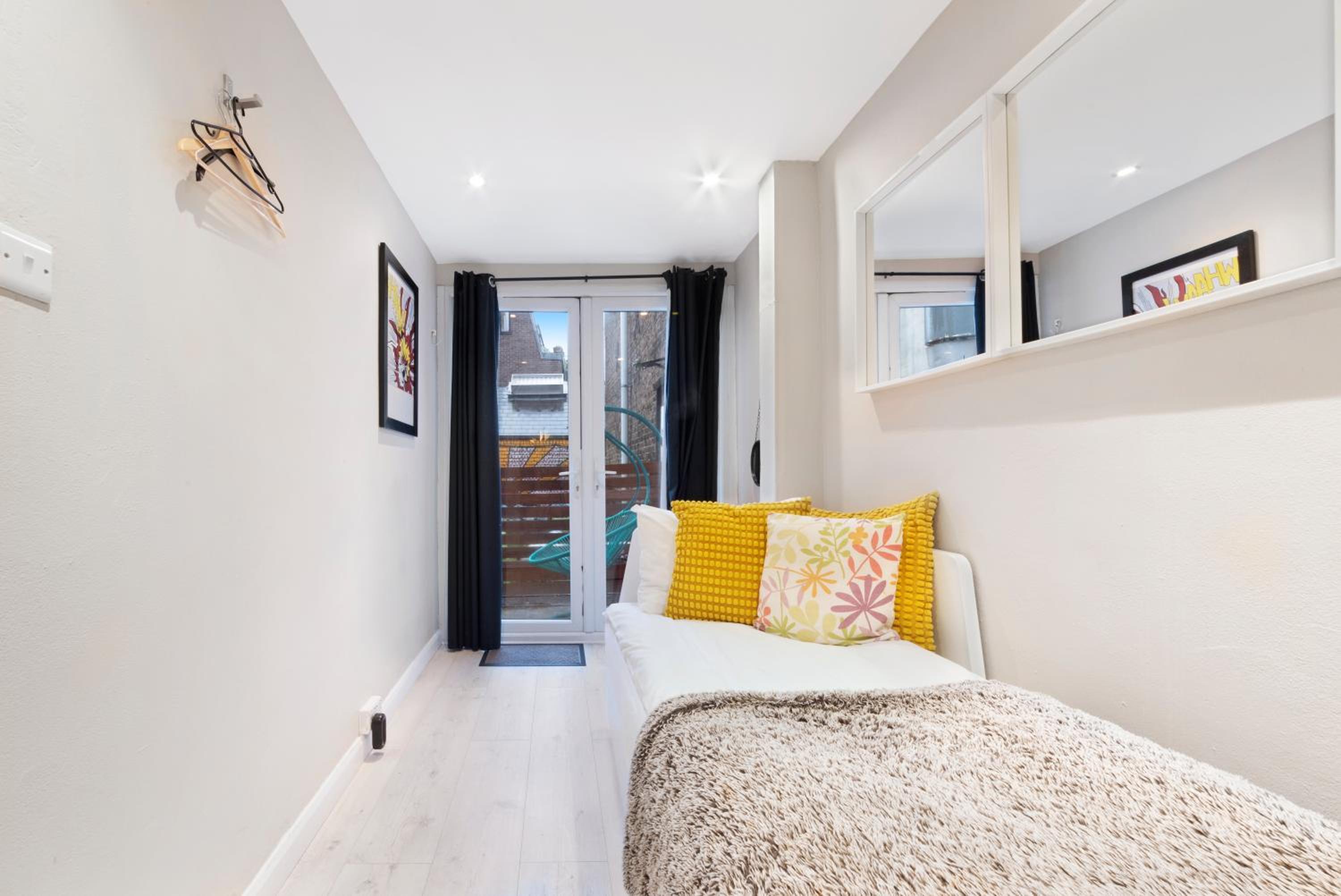 Flat 1 - 2 Bedrooms and Private Terrace