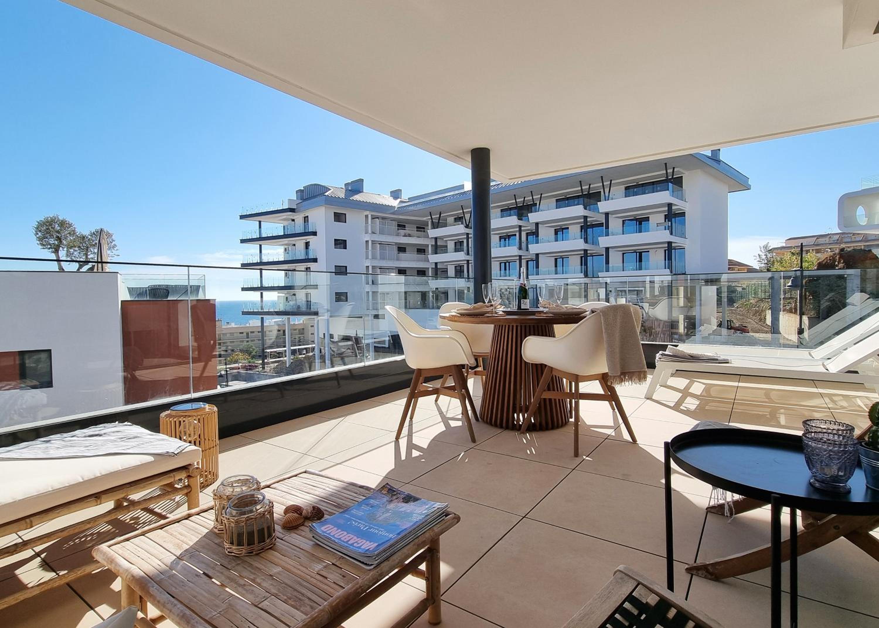 Beautiful Middel Views Apartment with pool and gym