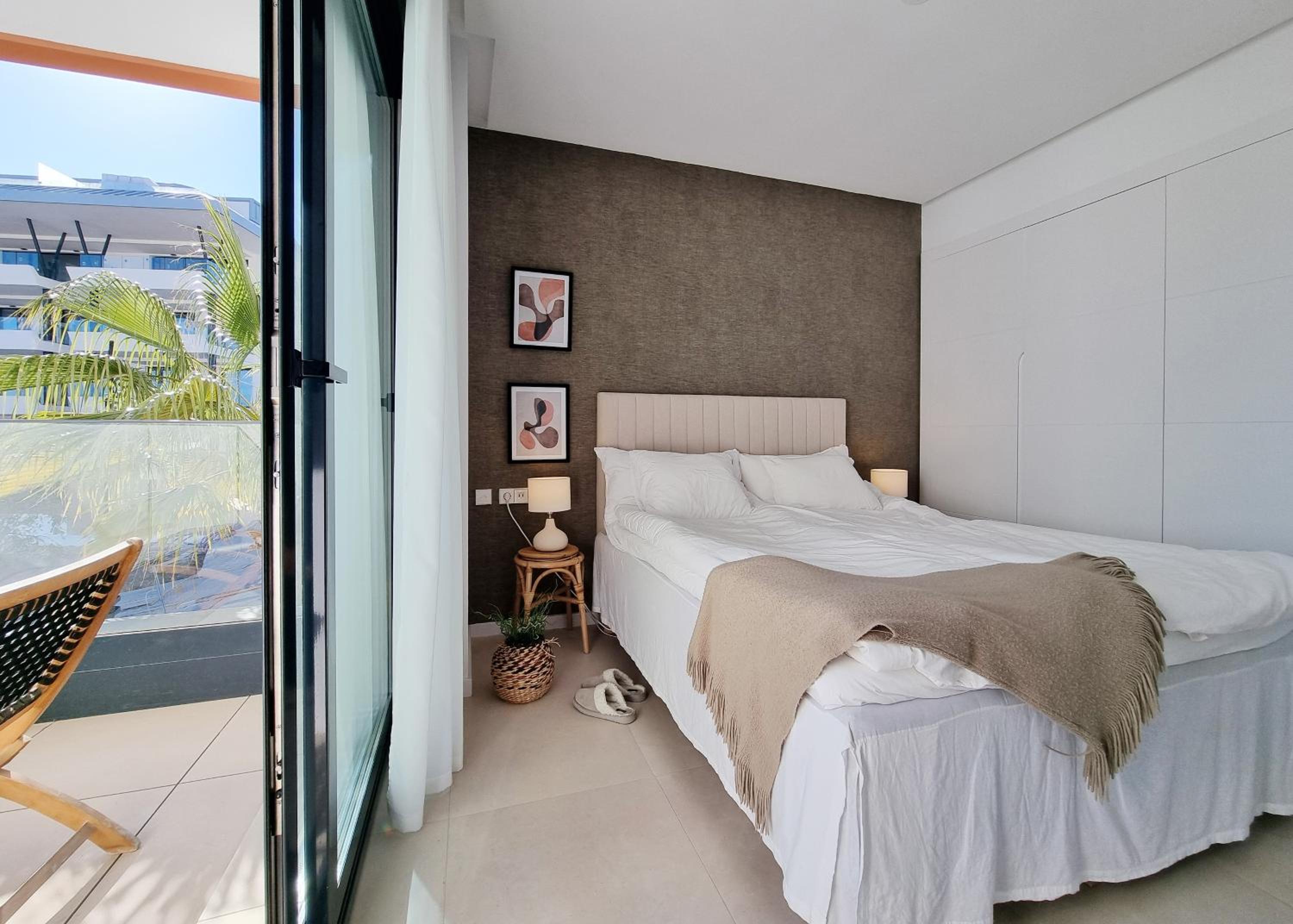 Beautiful Middel Views Apartment with pool and gym