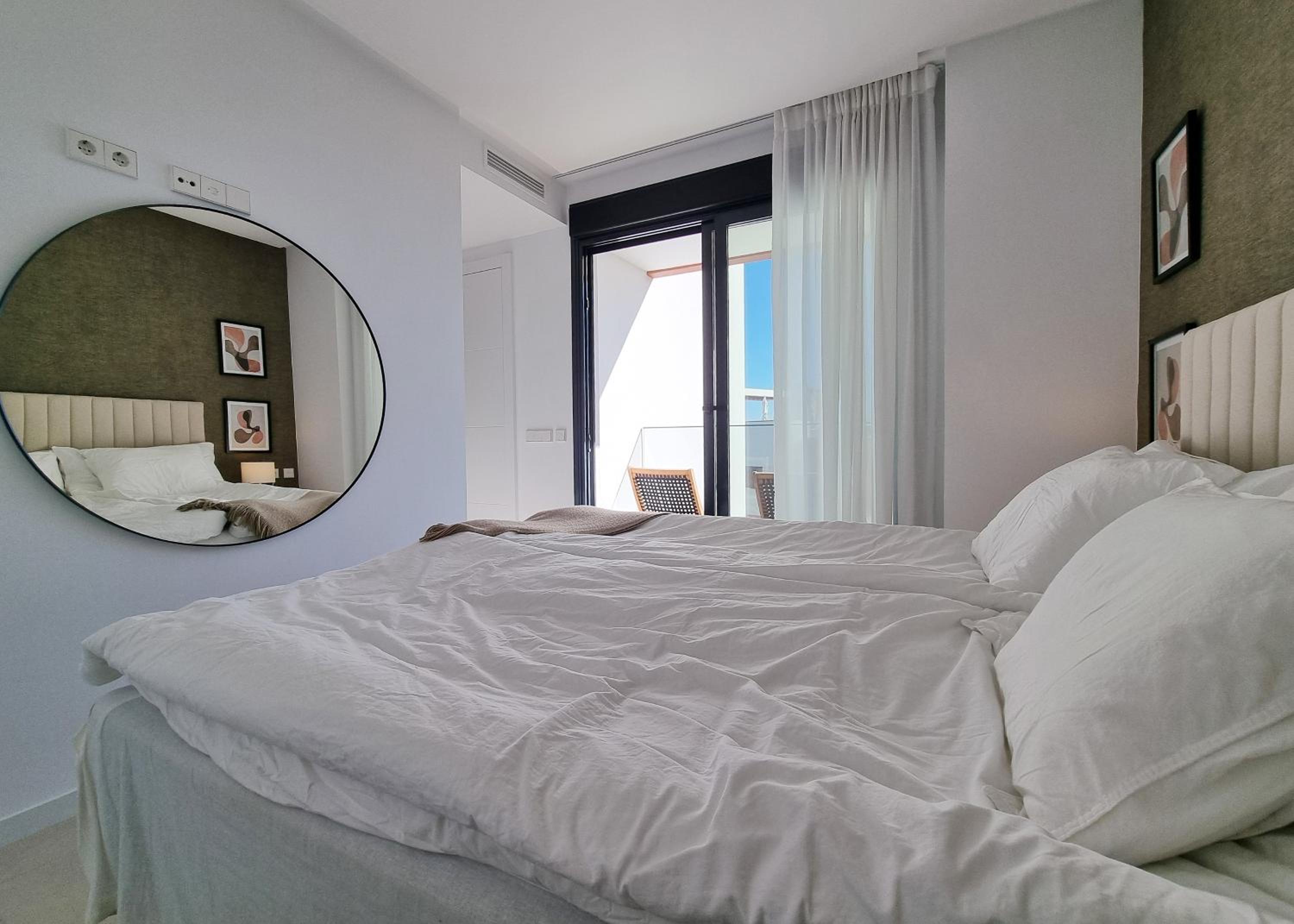 Beautiful Middel Views Apartment with pool and gym