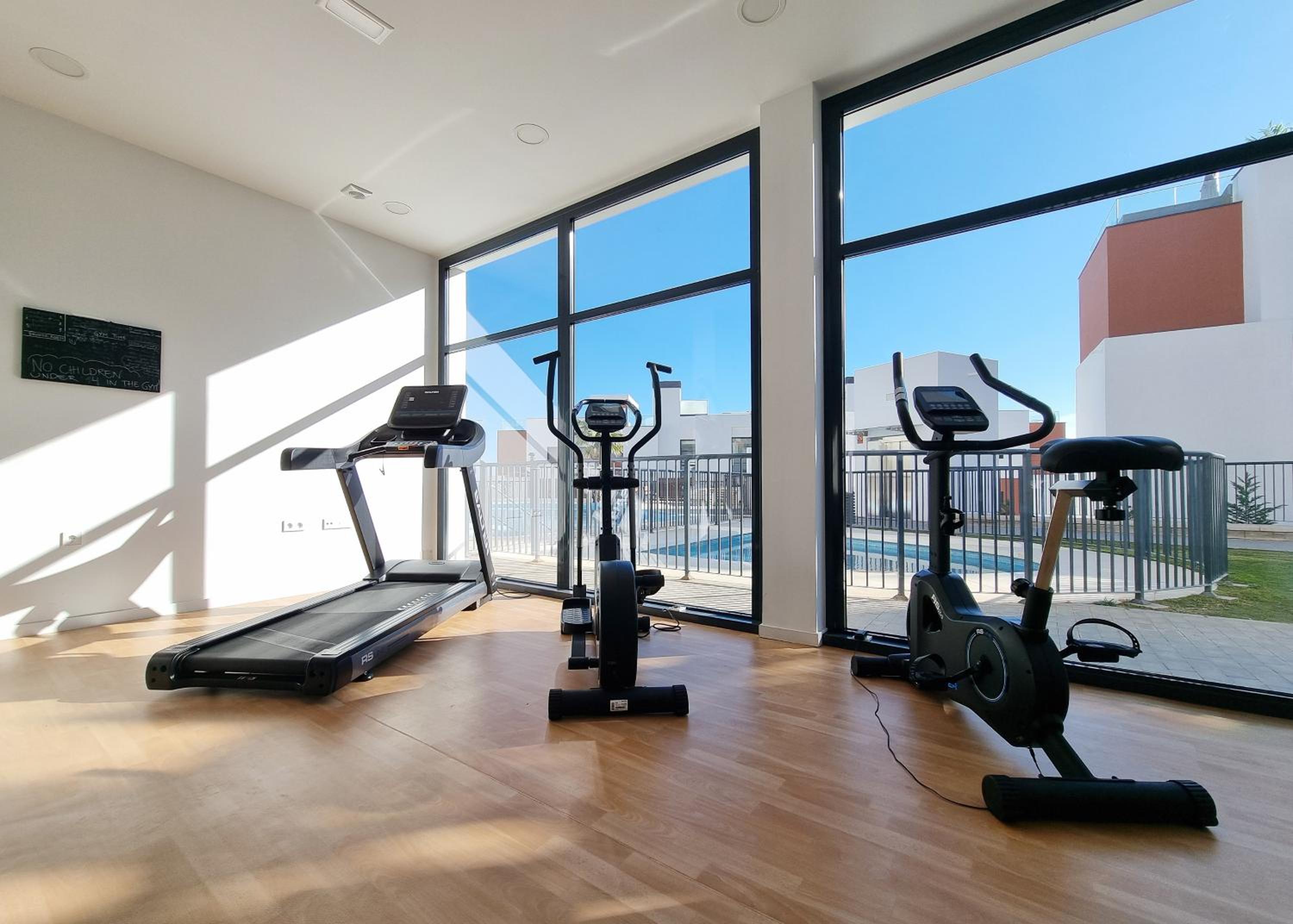 Beautiful Middel Views Apartment with pool and gym