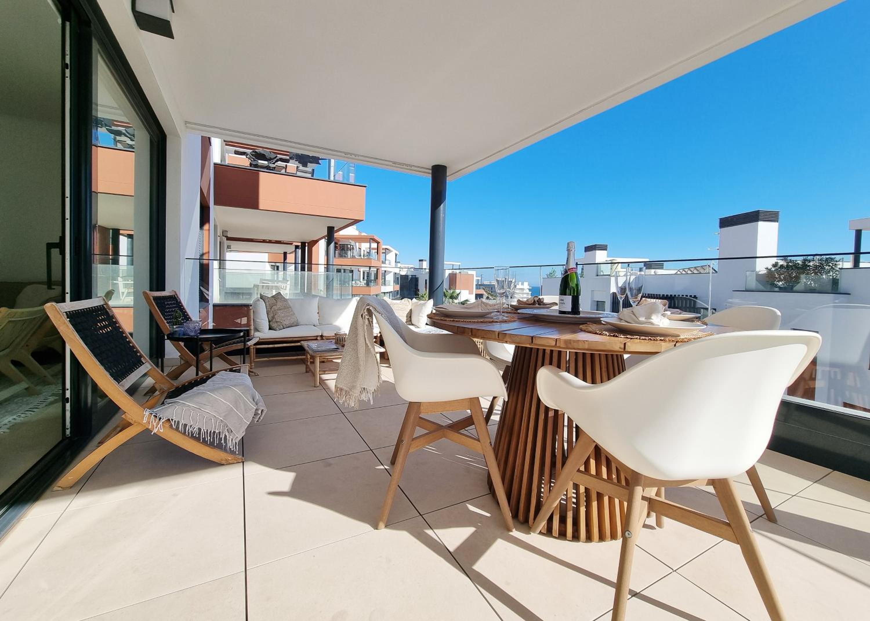 Beautiful Middel Views Apartment with pool and gym