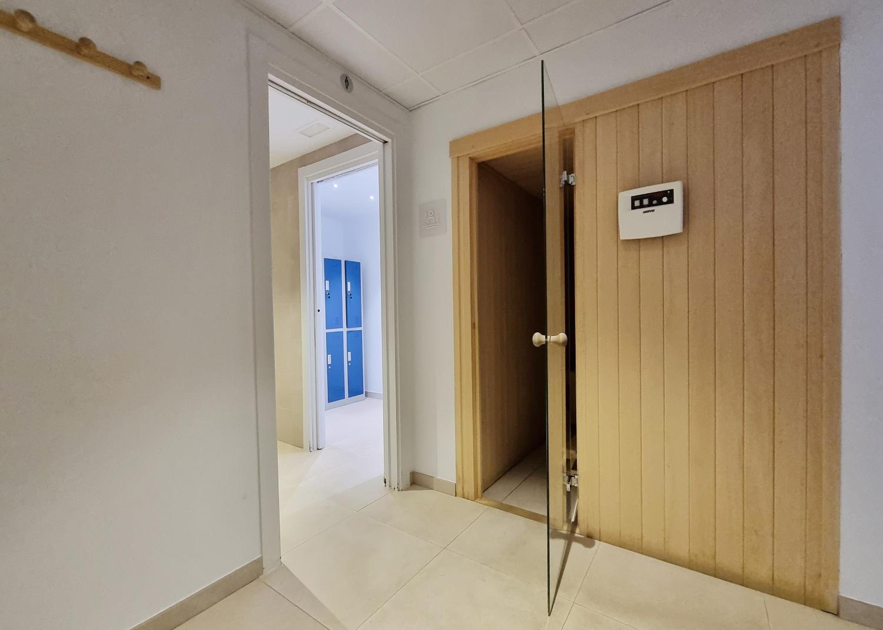 Beautiful Middel Views Apartment with pool and gym