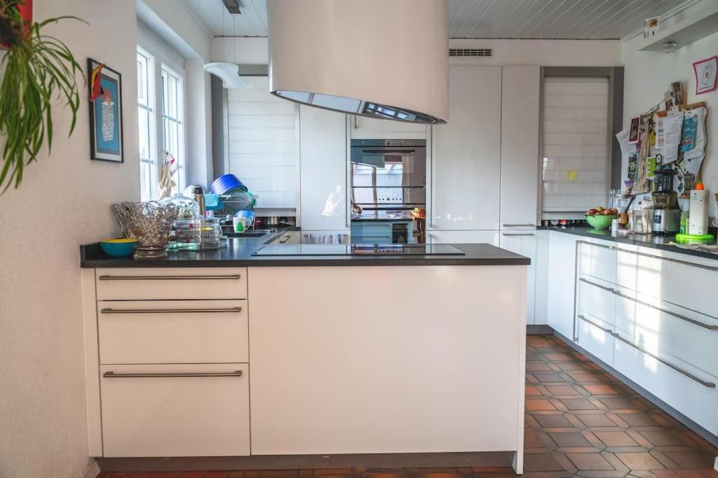 Cheerful villa with fireplace, bath-tub and garden
