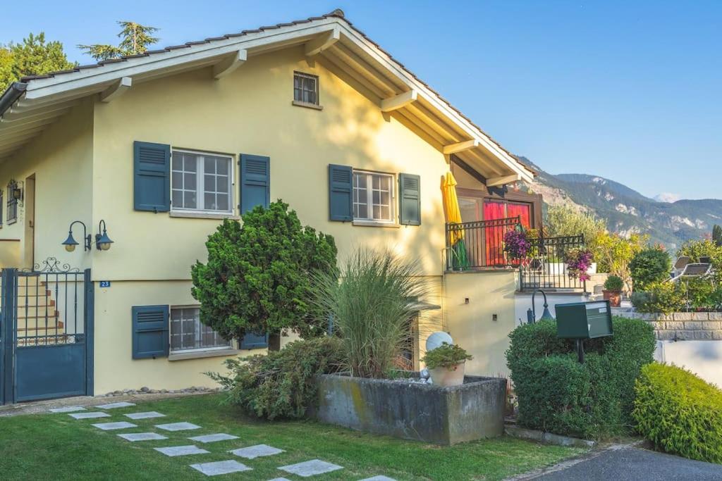 Cheerful villa with fireplace, bath-tub and garden