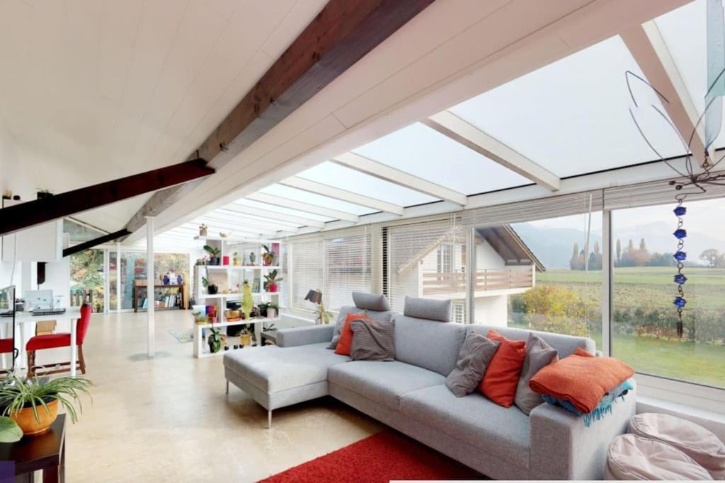 Cheerful villa with fireplace, bath-tub and garden