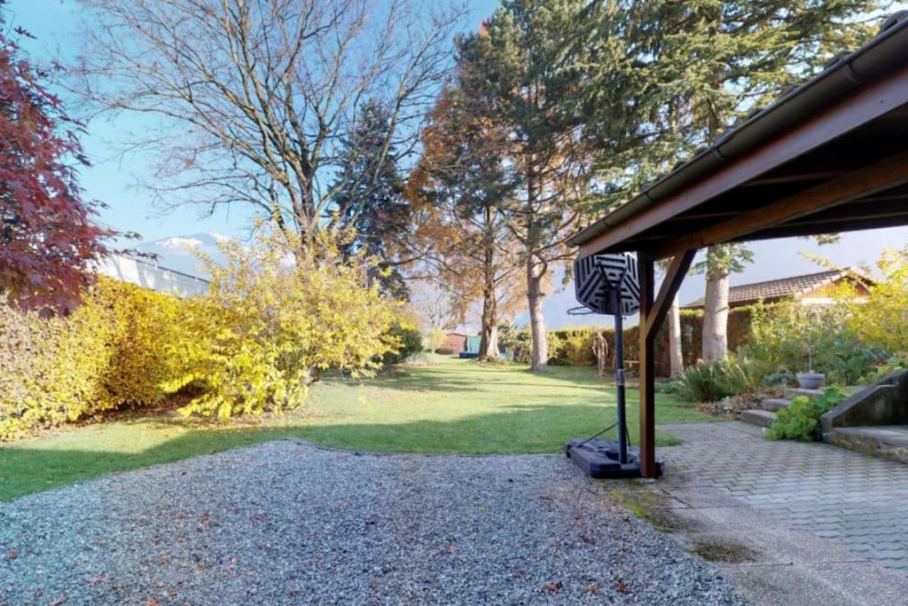 Cheerful villa with fireplace, bath-tub and garden