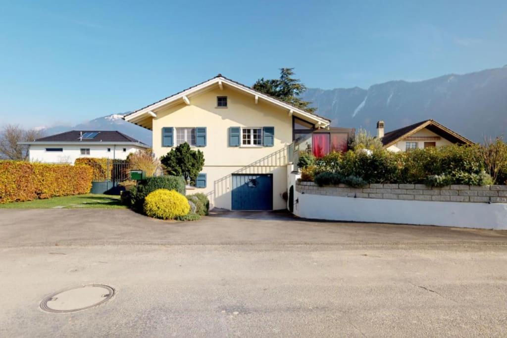 Cheerful villa with fireplace, bath-tub and garden