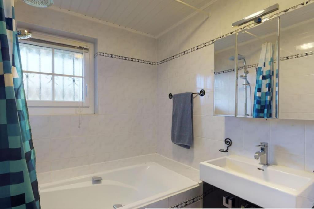 Cheerful villa with fireplace, bath-tub and garden