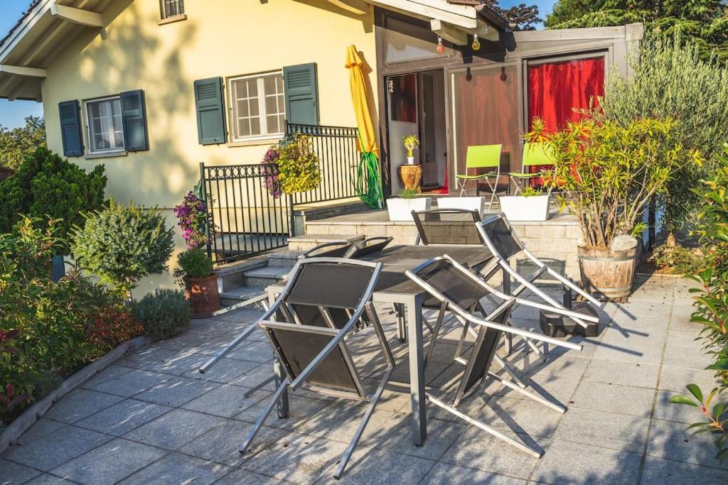 Cheerful villa with fireplace, bath-tub and garden