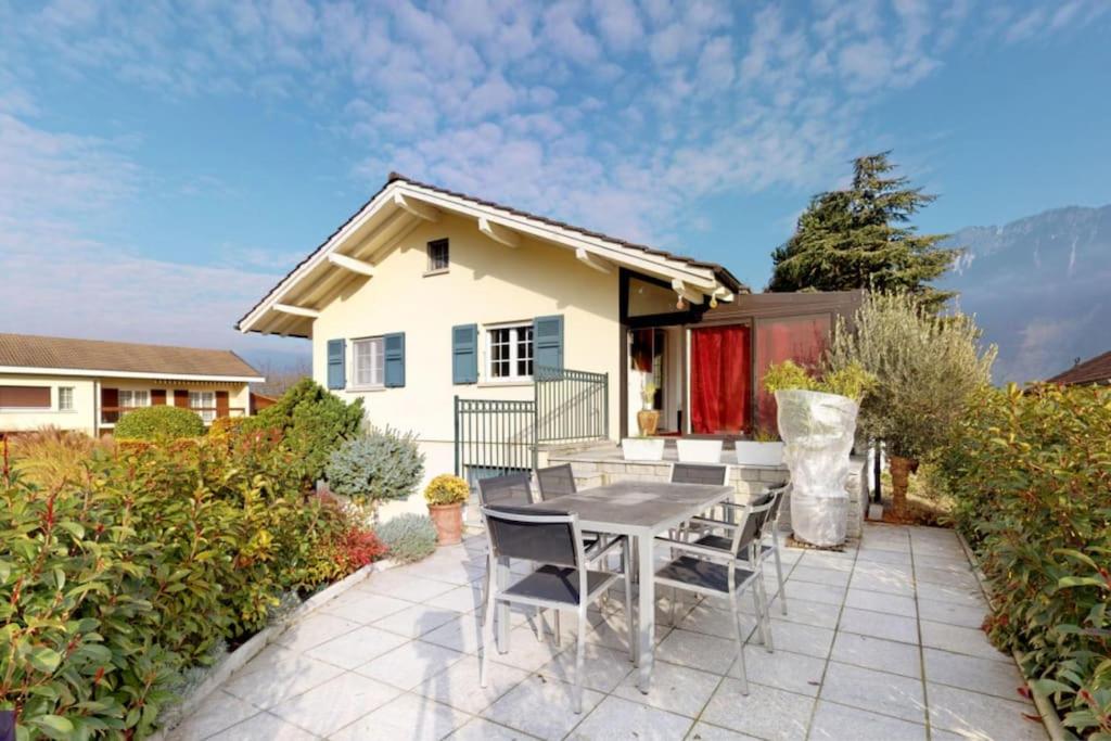 Cheerful villa with fireplace, bath-tub and garden