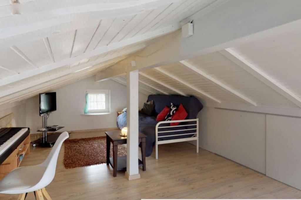 Cheerful villa with fireplace, bath-tub and garden