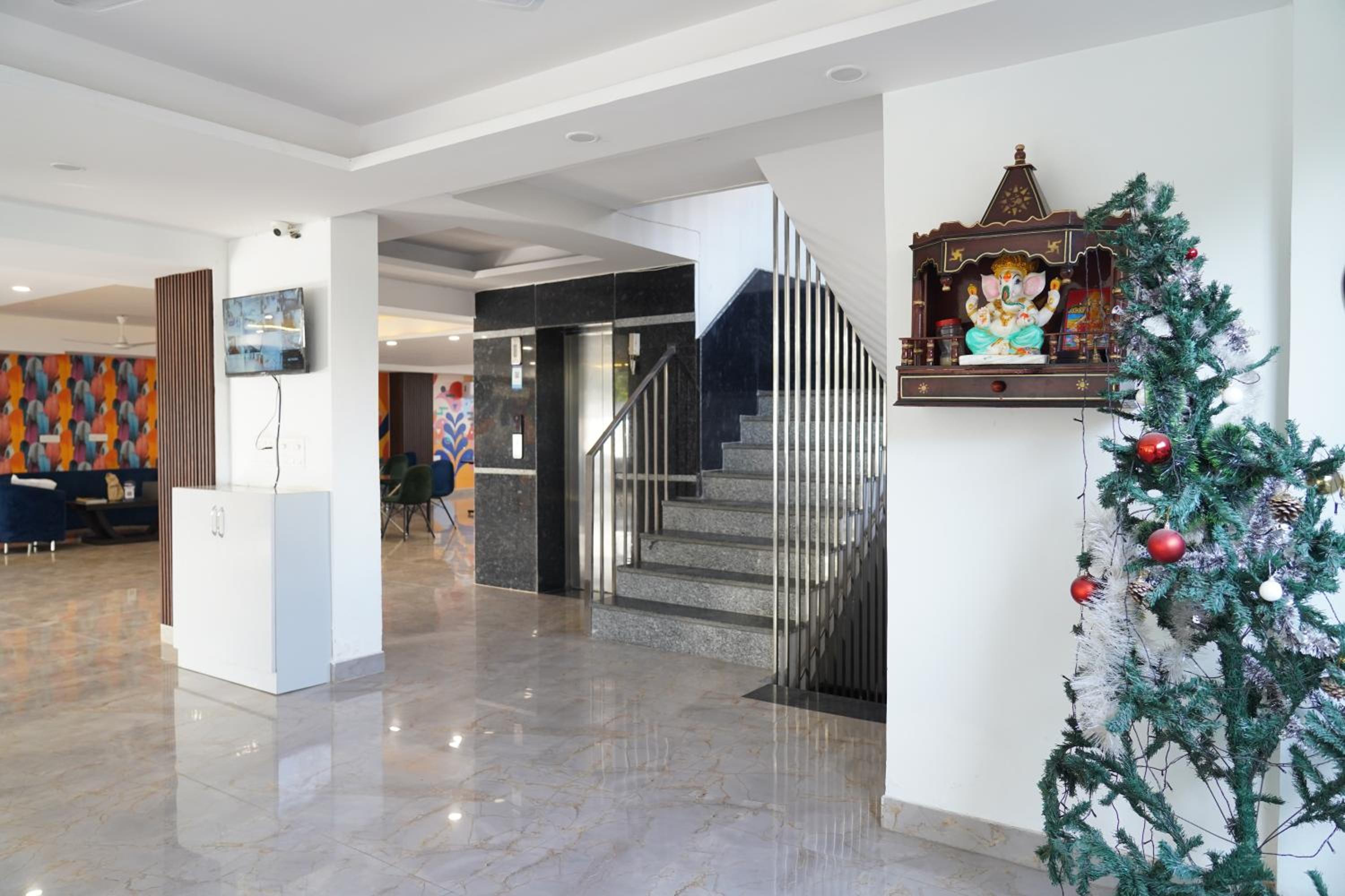 RentDoor- Luxury studio service apartment Sector -46 view 4