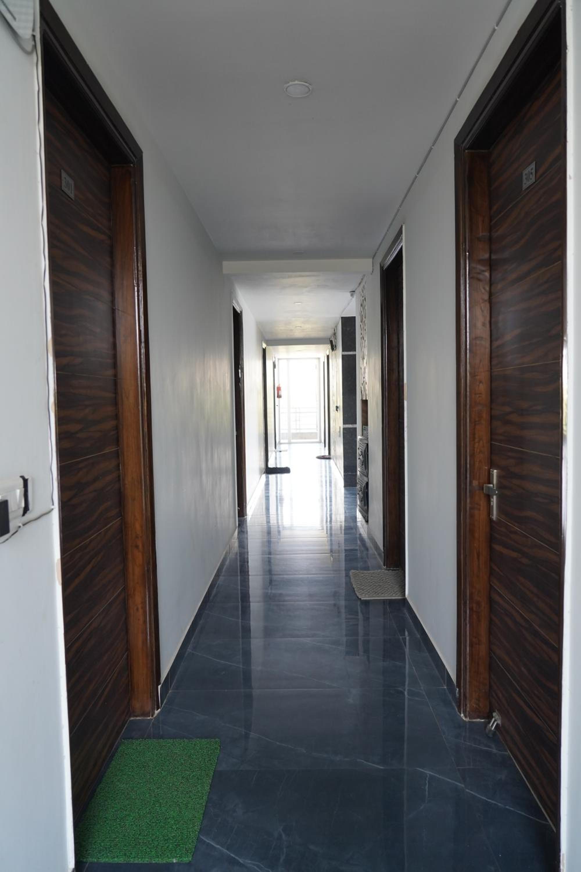 RentDoor- Luxury studio service apartment Sector -46 view 5